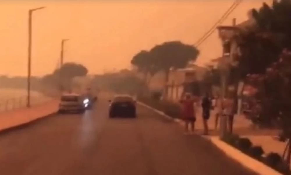 Θρασύτατος αστυνομικός ειρωνεύεται γυναίκα που φωνάζει «ένα αεροπλάνο, καιγόμαστε» - ''Θα το κάνουμε παραγγελία'' (βίντεο)